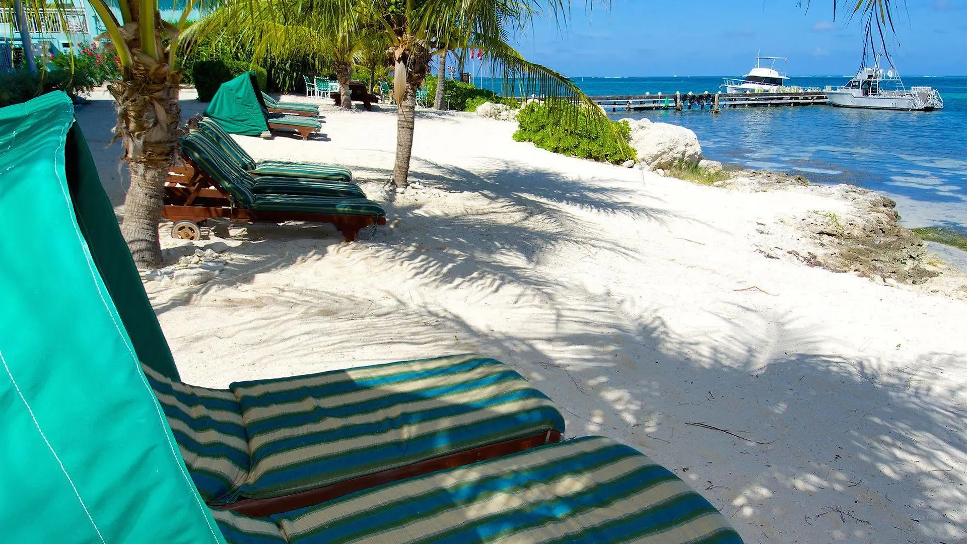 Compass Point Dive Resort Gun Bay 3*,