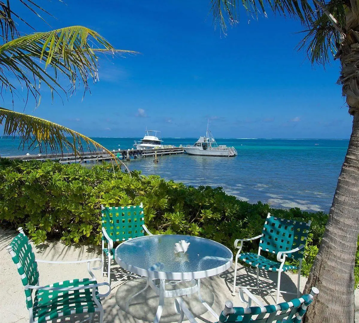 Compass Point Dive Resort Gun Bay 3*,